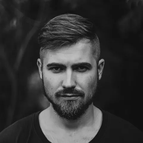 Porträt eines Reporters mit Notizblock an einem Kaffeetisch